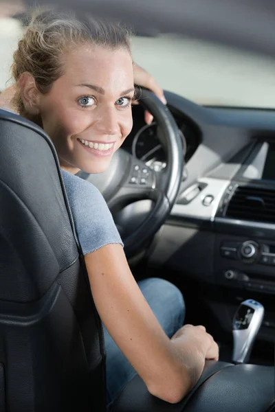 Щаслива Жінка Отримує Ключ Від Машини Автосалоні Або Салоні — стокове фото