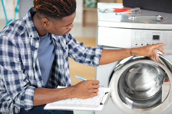 带有剪贴板评估洗衣机的服务代理 — 图库照片