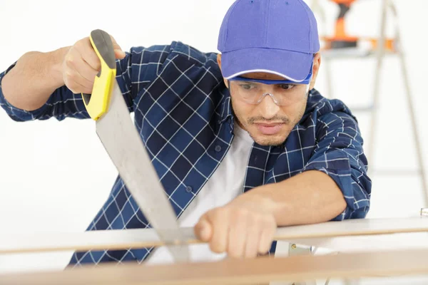 Homem Carpinteiro Corta Feixe Madeira Usando Serra Manual — Fotografia de Stock