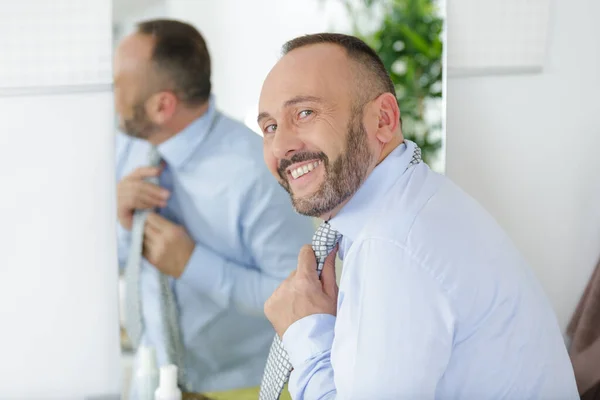 Roztomilý Šťastný Muž Dotýká Jeho Kravatu — Stock fotografie