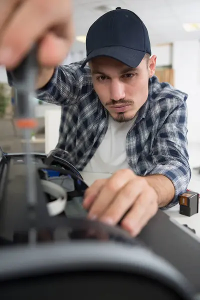 Hombre Reparación Impresora Con Destornillador —  Fotos de Stock
