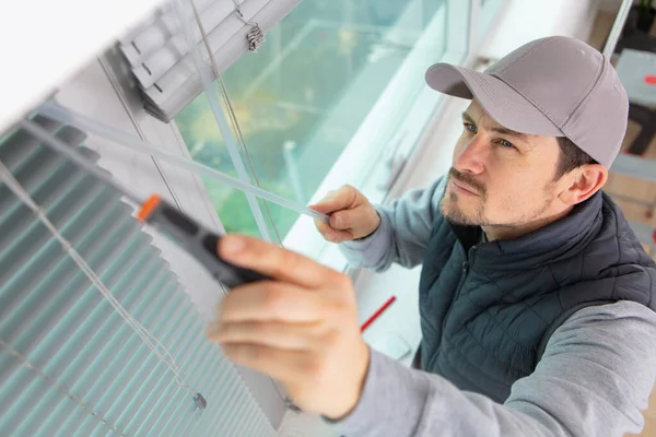Travailleur Construction Homme Installer Des Stores Sur Plastique Blanc Fenêtres — Photo