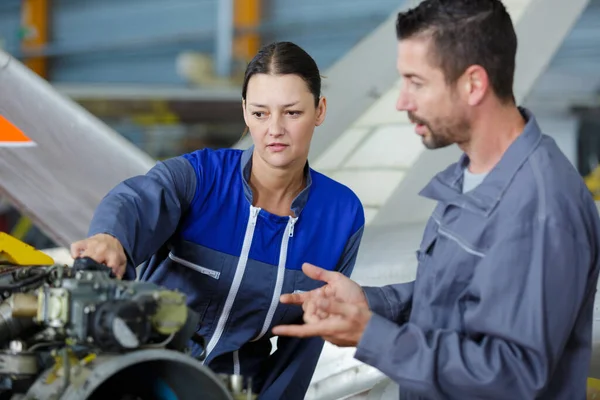 男性と女性エンジニア 航空機の修理 — ストック写真