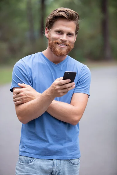 Mann Tippt Eine Nachricht Auf Handy — Stockfoto