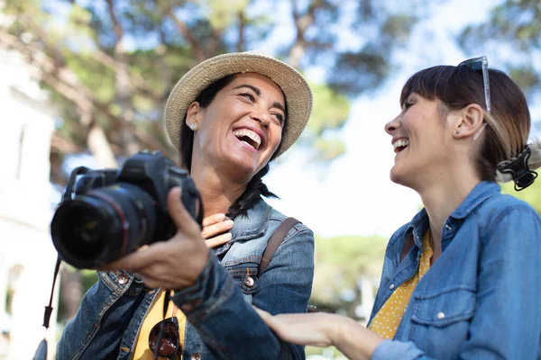 Ženy Smějící Fotografie Fotoaparátu — Stock fotografie