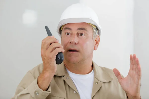 Telefondaki Bir Inşaatçı — Stok fotoğraf