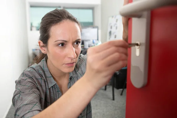 Kobieta Drzwi Technik Testowania Klucza — Zdjęcie stockowe