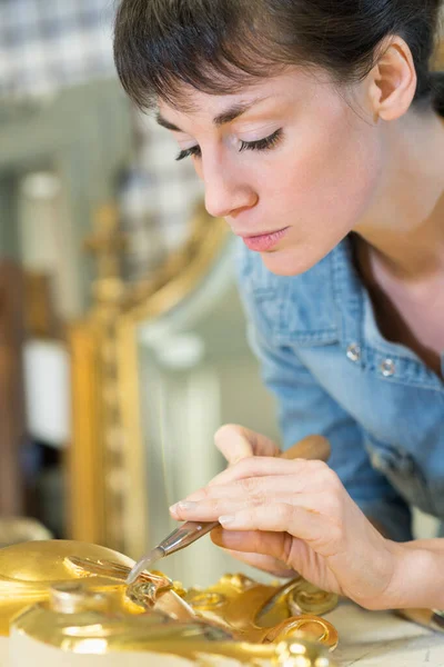 Woman Restoring Frame Gold Leaf — Stock Photo, Image