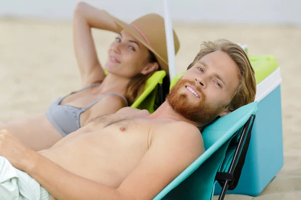 男人和女友在沙滩上休息 — 图库照片