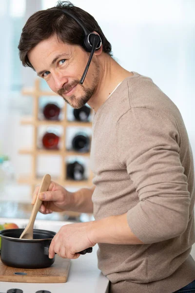 Retrato Homem Sério Trabalhando Vestindo Fone Ouvido Cozinhar Cozinha — Fotografia de Stock