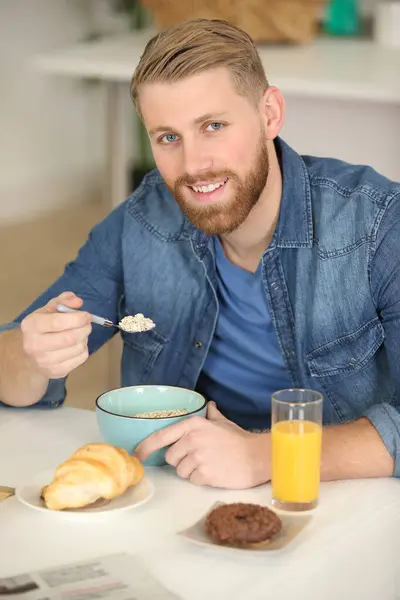 Young Man Eating Breakfast Home — ストック写真