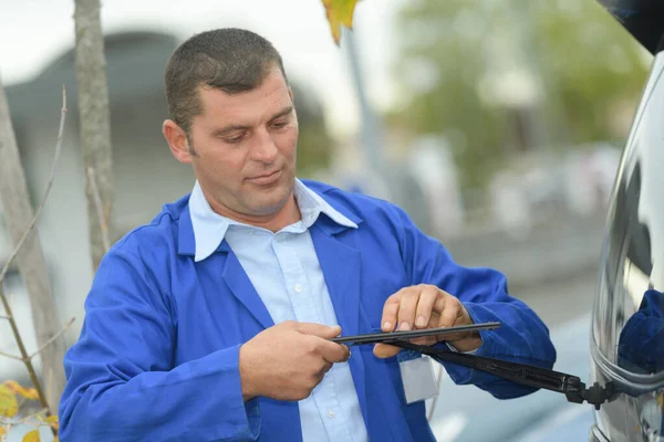 Mechanik Zajmujący Się Sprawą Samochodu — Zdjęcie stockowe