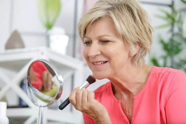 Senior Mulher Frente Espelho Colocando Maquiagem — Fotografia de Stock
