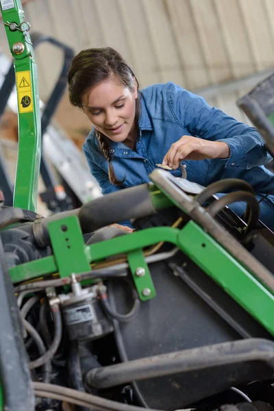 Kadın Tarım Tamircisi Traktörü Kontrol Ediyor — Stok fotoğraf