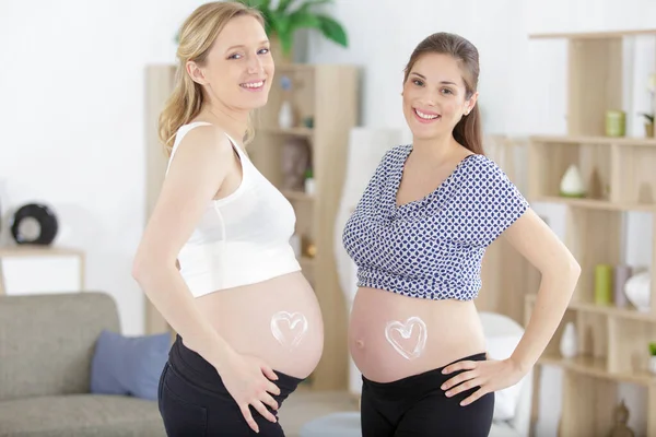 Dos Amigas Embarazadas Mostrando Sus Protuberancias Bebé —  Fotos de Stock