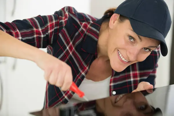 Mujer Feliz Constructor Usando Destornillador —  Fotos de Stock