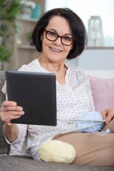 Happy Senior Seamstress Looking Online Tutorial — Stock Photo, Image
