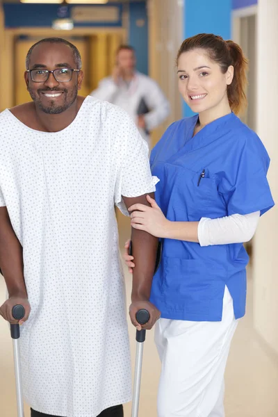 Ošetřovatelka Pomáhající Muži Nemocnici — Stock fotografie