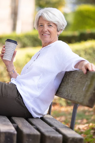 Seniorin Entspannt Auf Parkbank — Stockfoto