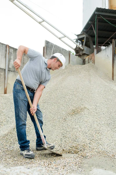 Człowiek Pracujący Fabryce Kamieni — Zdjęcie stockowe