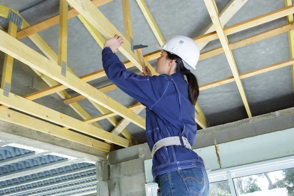 Female Carpenter Hammering Wooden Structure — Stock Photo, Image