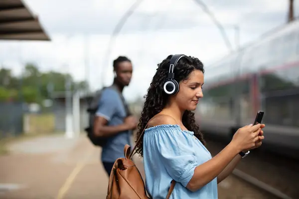 Mujer Usando Teléfono Mientras Espera Estación Tren — Foto de Stock
