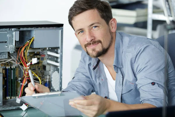 Porträt Eines Männlichen Technikers Der Einen Computer Repariert — Stockfoto