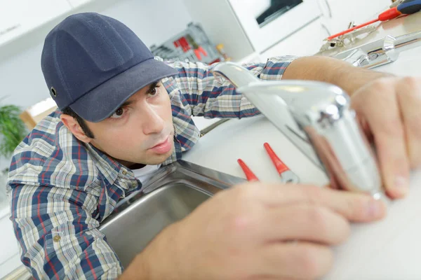 Adam Mutfakta Lavabo Borusunu Tamir Ediyor — Stok fotoğraf