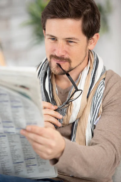 Yakışıklı Bir Genç Adam Evde Gazete Okurken — Stok fotoğraf