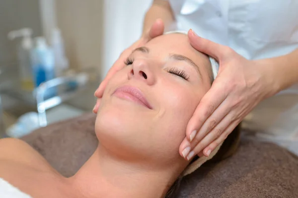 Una Donna Che Massaggio Facciale — Foto Stock