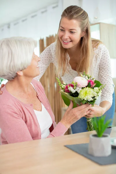 Överlycklig Vacker Medelålders Mor Håller Blomma Gåva — Stockfoto