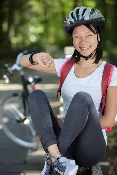 Szczęśliwa Kobieta Sportowy Przy Użyciu Inteligentnych Zegarek Świeżym Powietrzu Parku — Zdjęcie stockowe