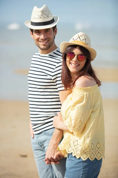Happy Young Couple Walking Beach — Stock Photo, Image