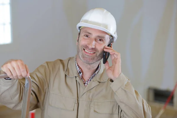 Чоловік Будівельник Використовує Мобільний Телефон — стокове фото