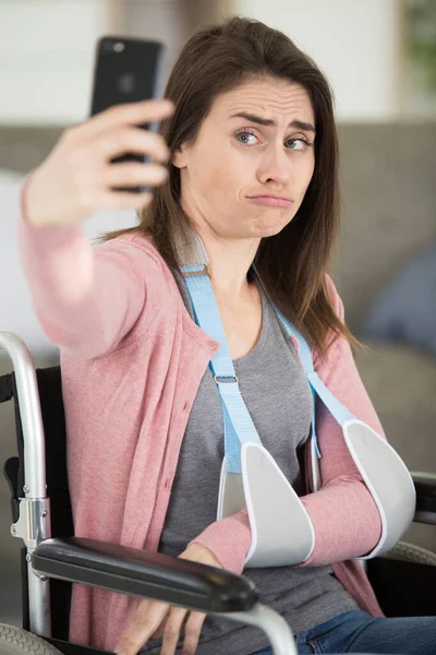 Pacientka Zlomenou Rukou Užívající Selfie — Stock fotografie