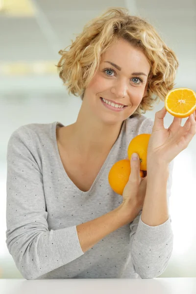 Щаслива Жінка Дивиться Камеру Тримає Апельсини — стокове фото