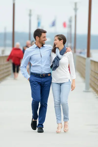 湖畔の桟橋を歩いているカップル — ストック写真