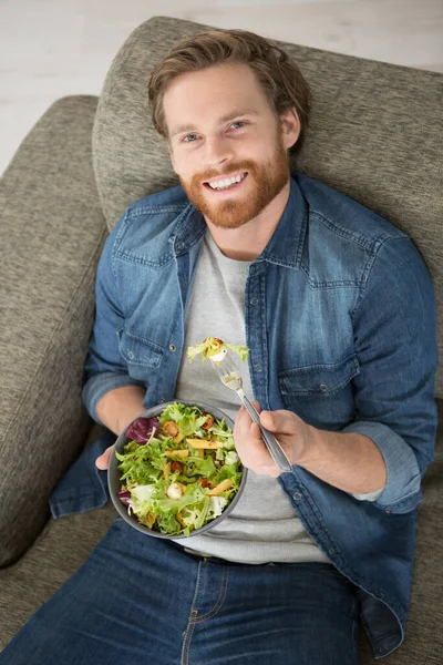 Evde Salata Yiyen Bir Adamın Yüksek Açılı Görüntüsü — Stok fotoğraf