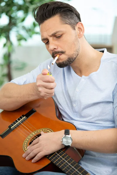 Mužský Kytarista Zapaluje Cigaretu — Stock fotografie