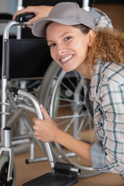 Kadın Tekerlekli Sandalyede Ayarlama Yapıyor — Stok fotoğraf