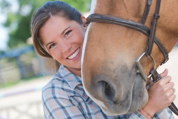 Eine Reiterin Und Ihr Pferd — Stockfoto