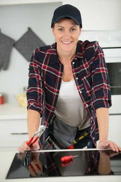 Vrouw Het Installeren Van Nieuwe Keuken Kookplaat — Stockfoto