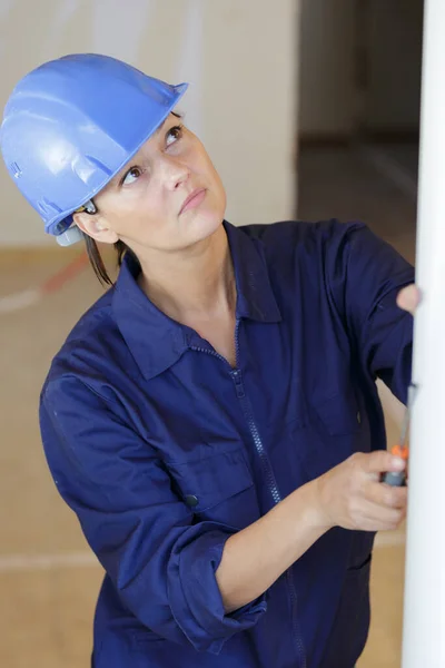 Mujer Constructor Mirando Pared — Foto de Stock
