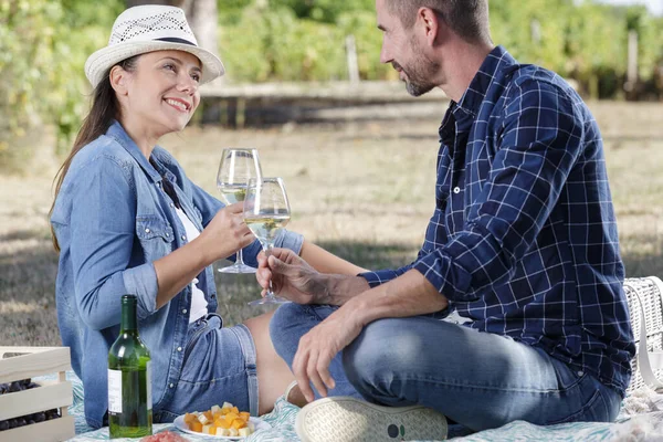 Weinarbeiter Und Frau Mit Strohhut Die Wein Glas Hält — Stockfoto