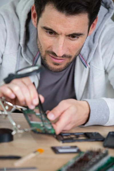 Hombre Reparar Teléfono Inteligente Roto Taller — Foto de Stock