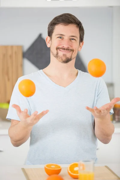 Playful Man Oranges — Stock Photo, Image