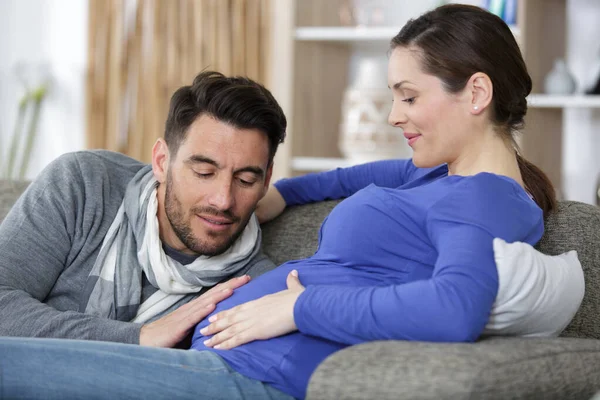 Vater Streichelt Seinen Frauen Den Schwangerschaftsbauch — Stockfoto