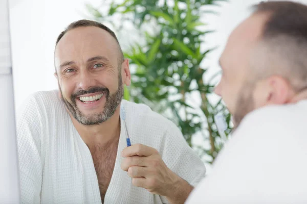 Diş Fırçası Tutan Olgun Bir Adamın Portresi — Stok fotoğraf
