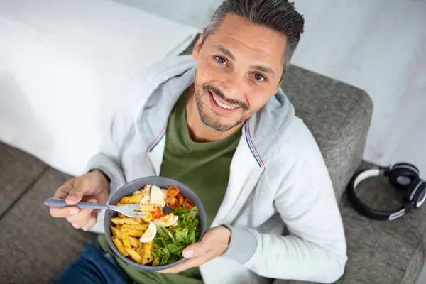 Fiatal Ember Eszik Egy Egészséges Saláta — Stock Fotó