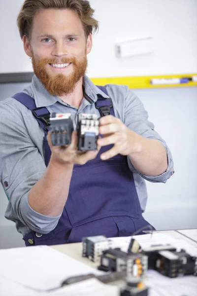 工厂里快乐的男性工程师肖像 — 图库照片
